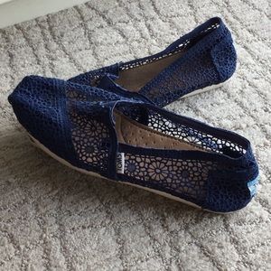 Toms navy lace slip on